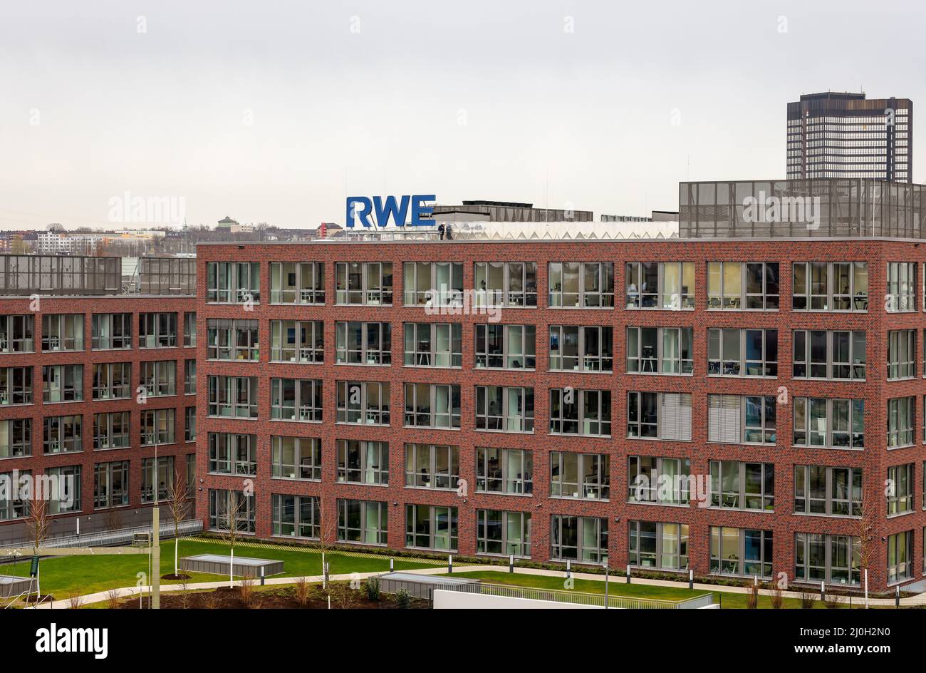Essen, Nordrhein-Westfalen, Deutschland - RWE-Zentrale, neuer RWE-Campus im Landkreis Altenessen. Hinten rechts das Rathaus von Essen. Stockfoto