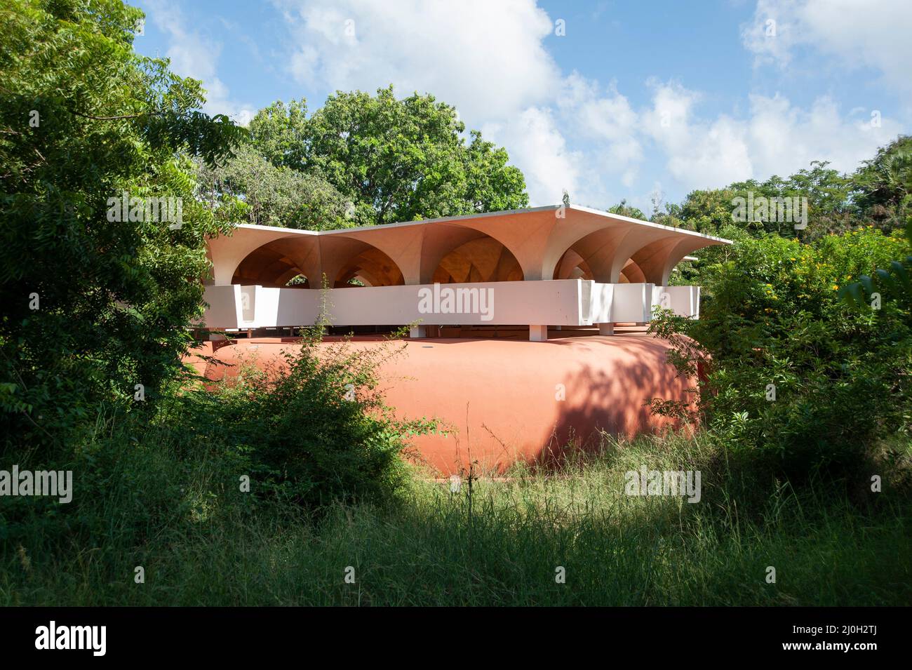 Auroville, Indien - November 2020: Das Gebäude der "letzten Schule", entworfen vom Architekten Roger Anger in den siebziger Jahren. Stockfoto
