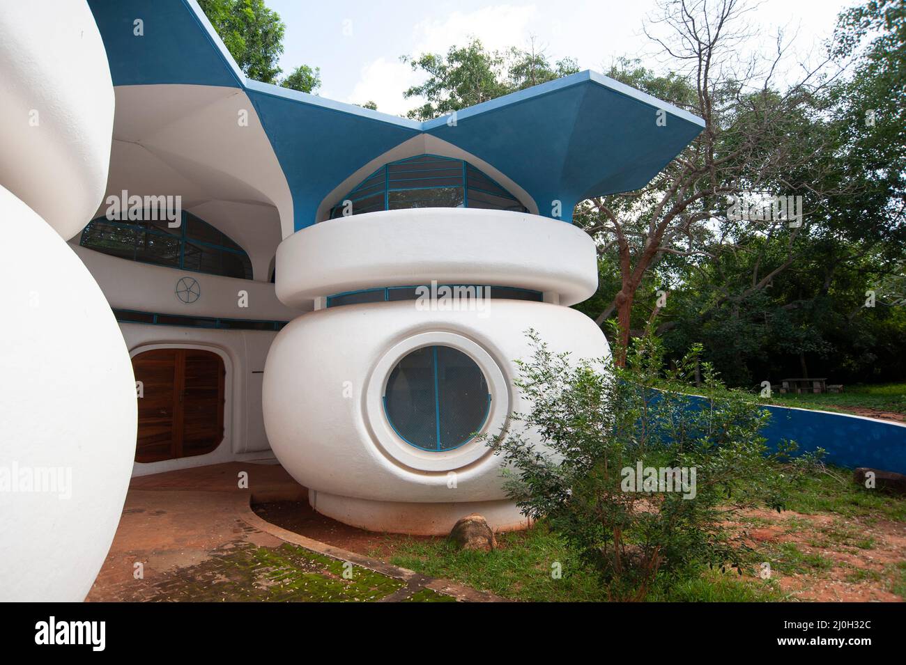 Auroville, Indien - November 2020: Das Gebäude der "No School", entworfen vom Architekten Roger Anger in den siebziger Jahren. Stockfoto