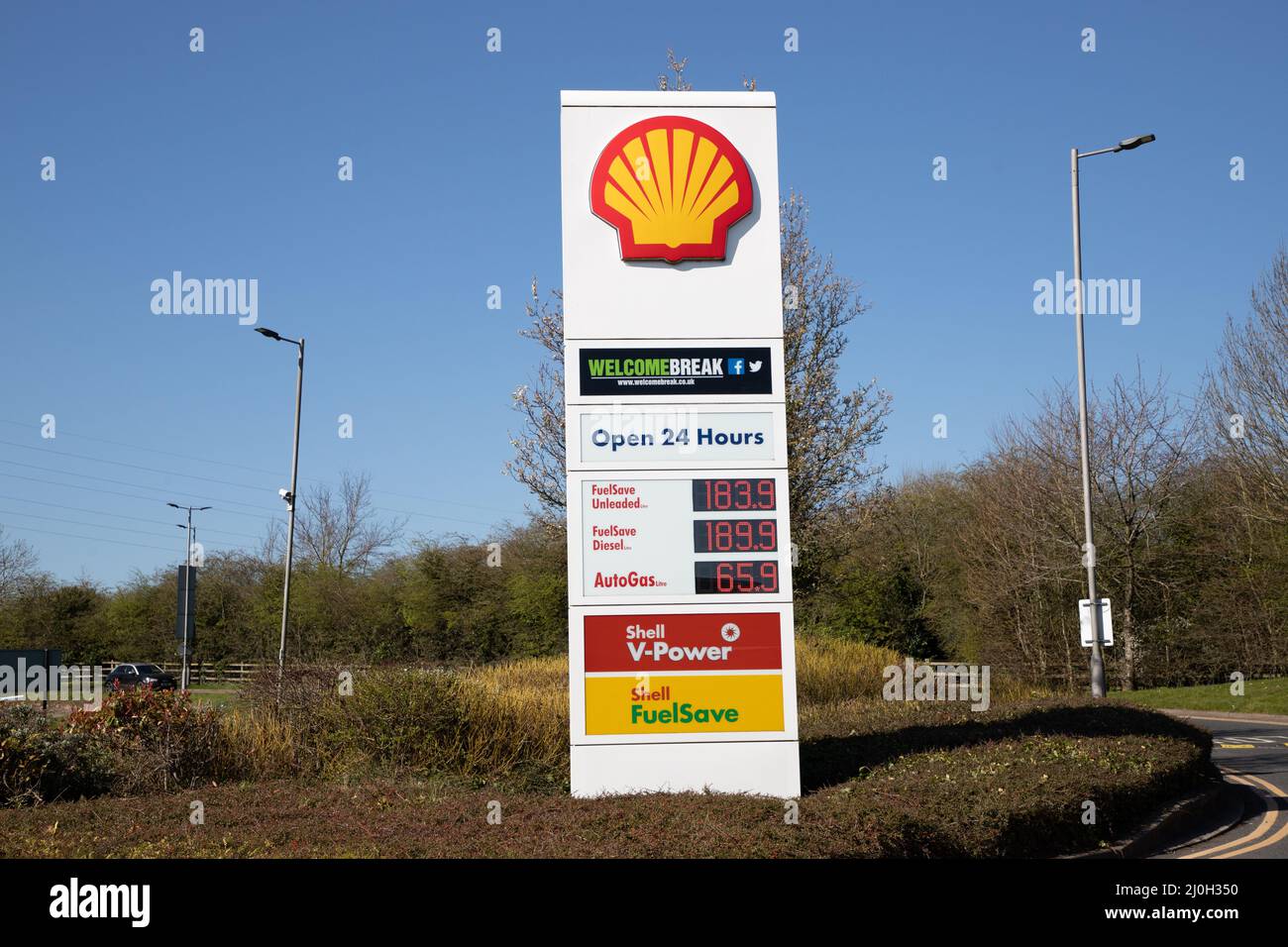Telford, Großbritannien. 19.. März 2022. Hohe Kraftstoffpreise im Jahr 2022 bei den Welcome Break Services am M54, aufgrund der anhaltenden russischen Invasion der Ukraine. Quelle: Richard O'Donoghue/Alamy Live News Stockfoto