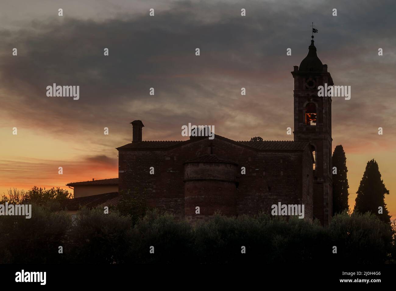 Die alte Kirche von San Michele Arcangelo di Antraccoli, Lucca, Italien, bei Sonnenuntergang Stockfoto