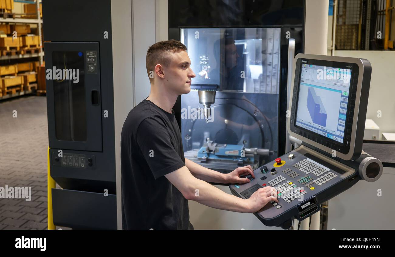Oberhausen, Nordrhein-Westfalen, Deutschland - Auszubildende in metallverarbeitenden Berufen. Auszubildender Maschinenführer bei einer CNC-Werkzeugmaschine in der MAN-Ausbildung Stockfoto
