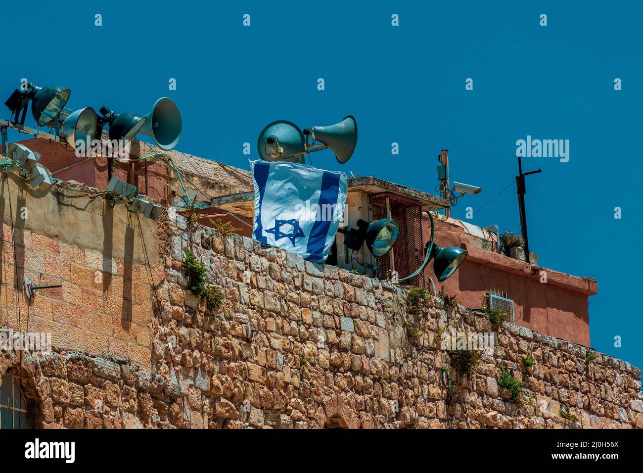 Die Nationalflagge Israels auf den Stadtmauern von Jerusalem. Stockfoto