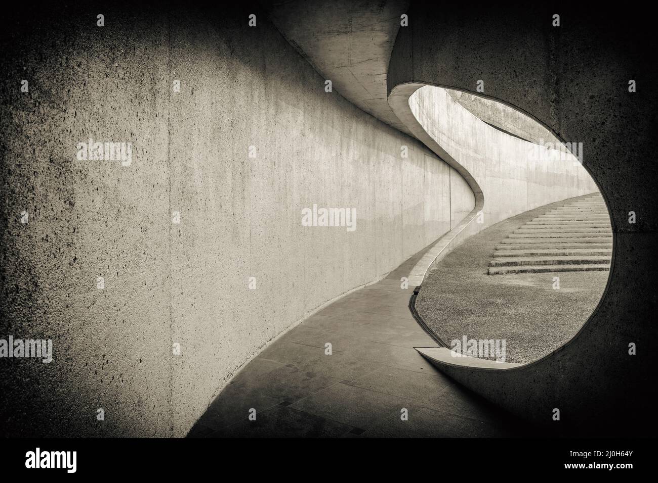Betontunnel mit Treppe unter einer Brücke Stockfoto