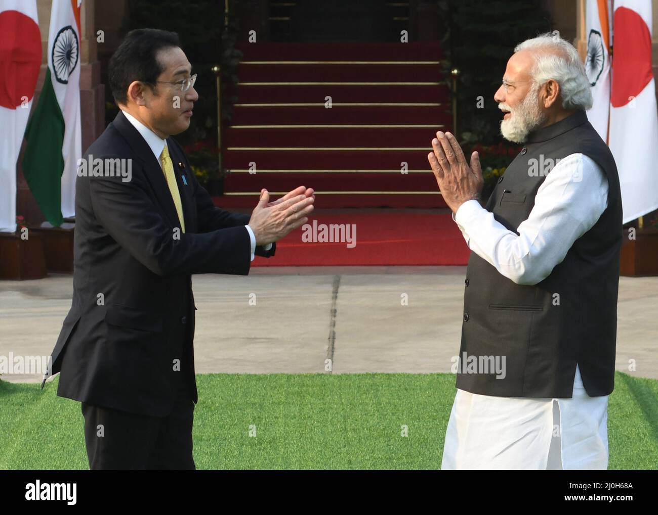 Der indische Premierminister Narendra Modi begrüßt seinen japanischen Amtskollegen Fumio Kishida vor ihrem Treffen am Samstag, den 19. März 2022 in Neu-Delhi. Foto von Sondeep Shankar Stockfoto