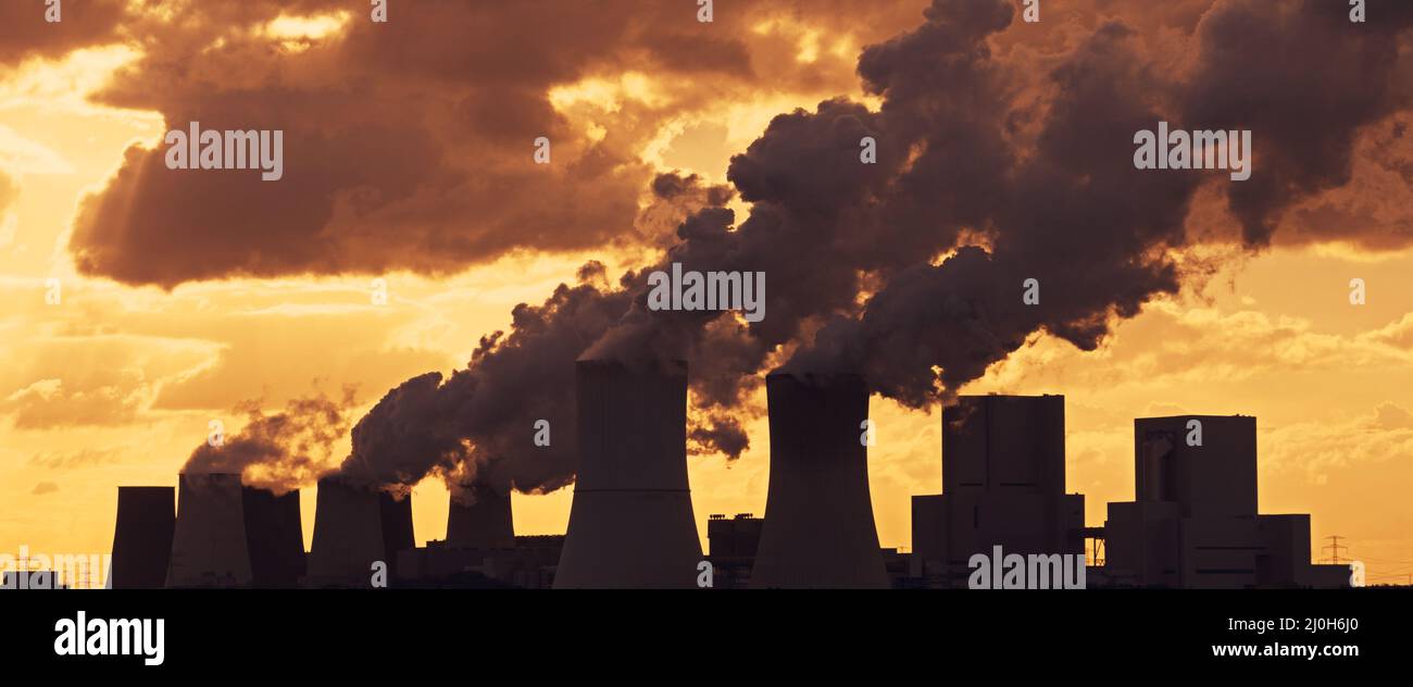 Emissionen und globale Erwärmung - Ein Panoramabild eines Kohlekraftwerks Stockfoto
