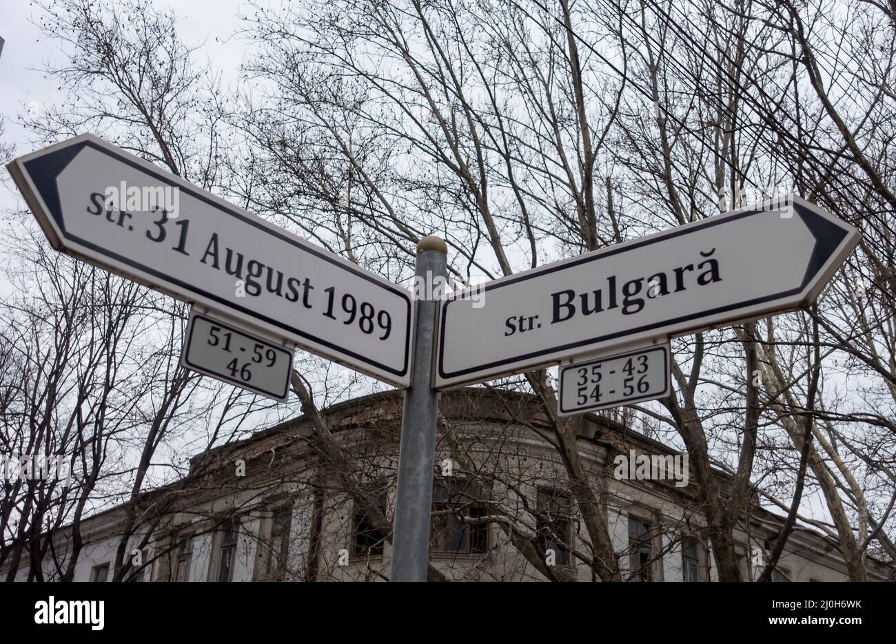 Ein Straßenschild mit dem Datum 31. August 1989 in der Stadt Chisinau, auch bekannt als Kishinev, die Hauptstadt der Republik Moldau. Am 31. August 1989, noch als sowjetrepublik, verabschiedete der Oberste Sowjet der SSR die Etablierung des Rumänischen als Amtssprache des Landes und die Rückkehr zur römischen Schrift. Stockfoto