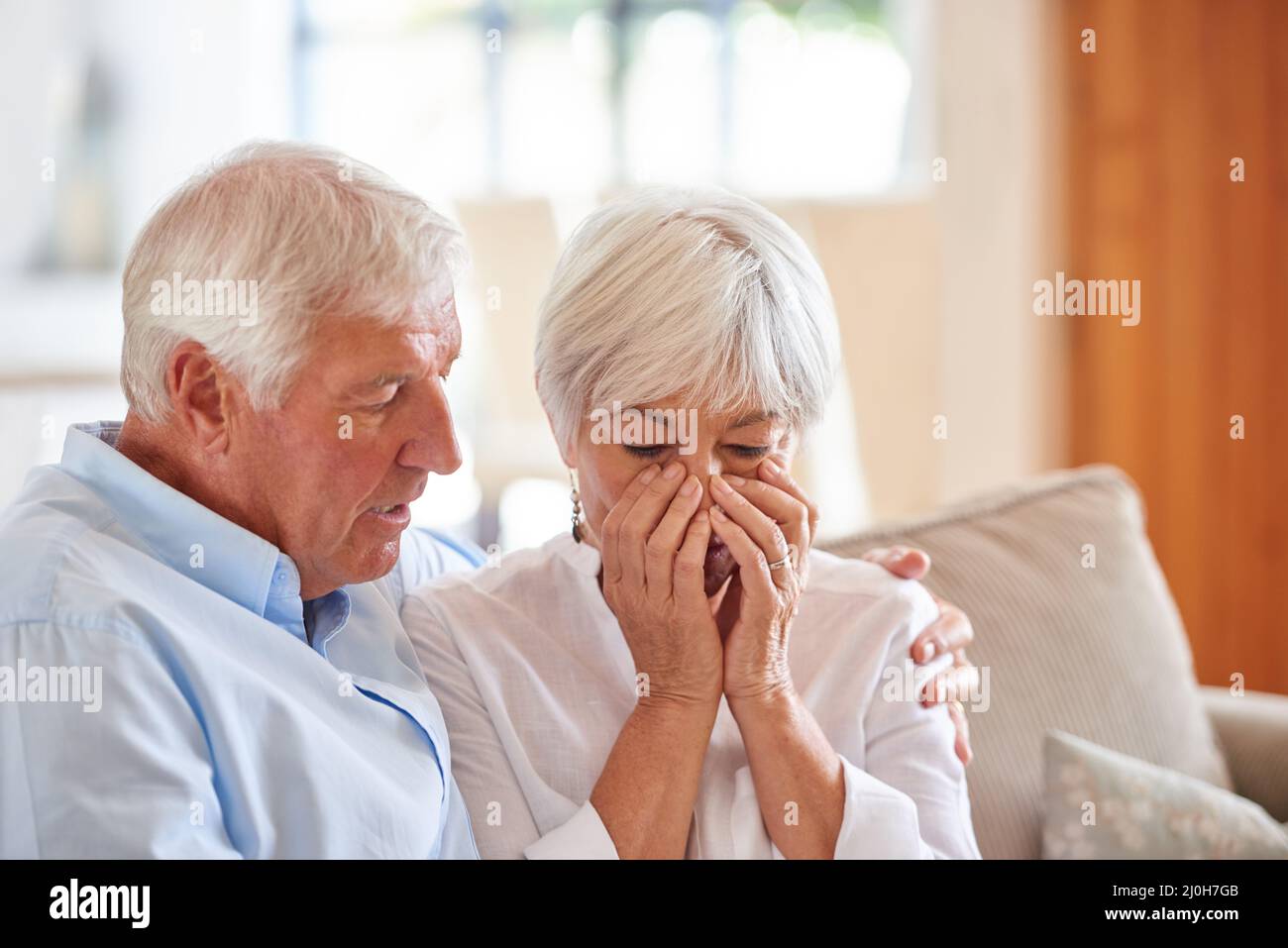 Die erste Pflicht der Liebe ist das Zuhören. Schuss eines älteren Mannes, der seine Frau tröstet. Stockfoto