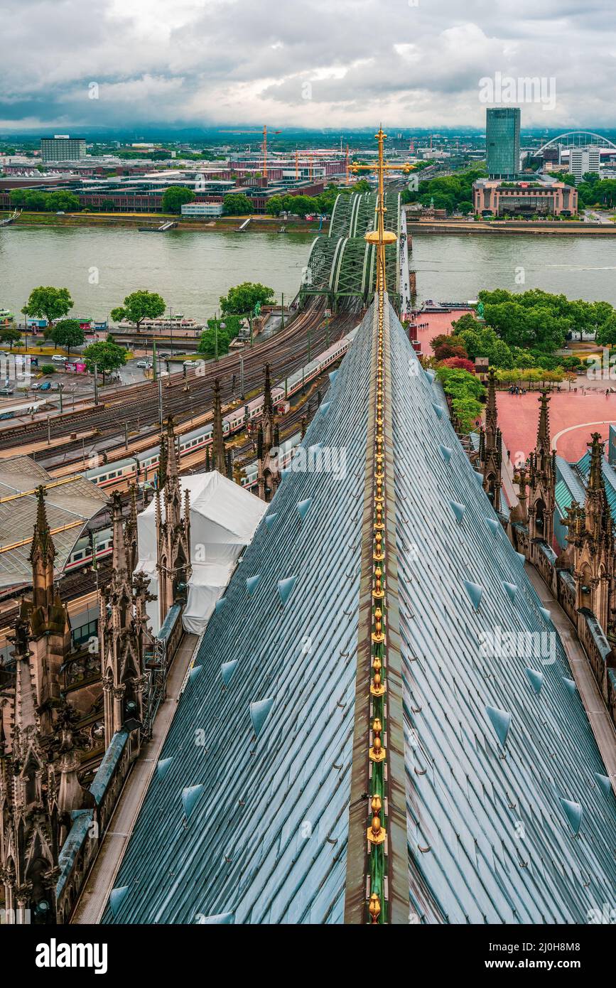 Blick über das Dach des Kölner Doms in die Innenstadt Stockfoto