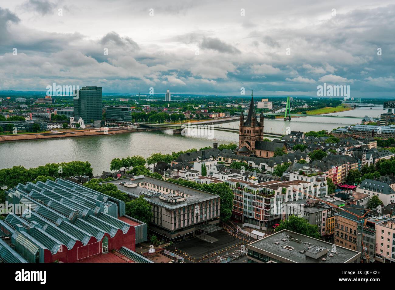 Blick über das Dach des Kölner Doms in die Innenstadt Stockfoto