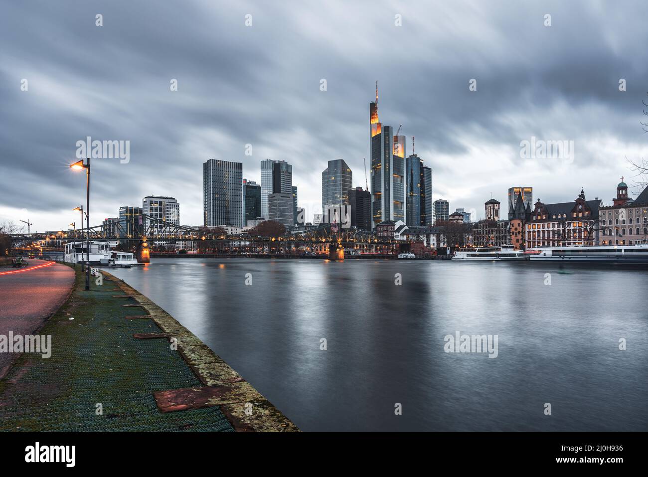 Gewitterwolken über der Frankfurter Skyline Stockfoto