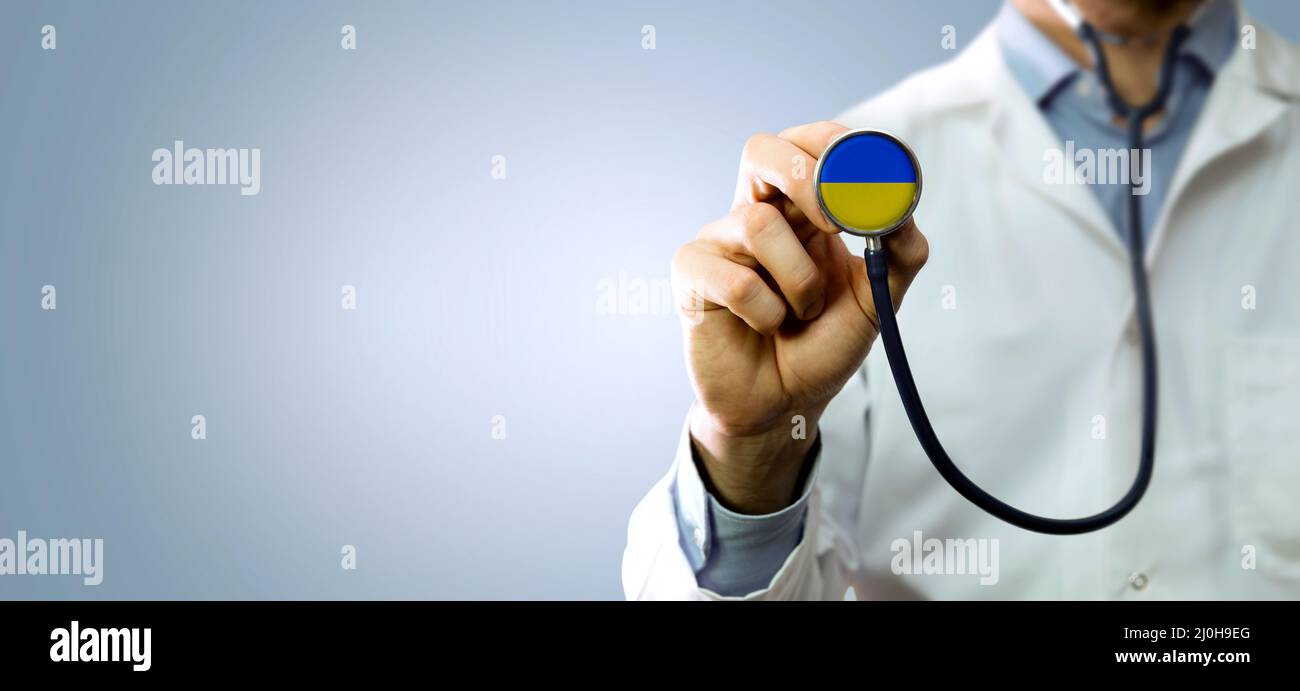 Ukraine medizinische Hilfe und Unterstützung - Mitarbeiter im Gesundheitswesen zeigt Stethoskop mit Ukraine-Flagge. Banner copy space Stockfoto