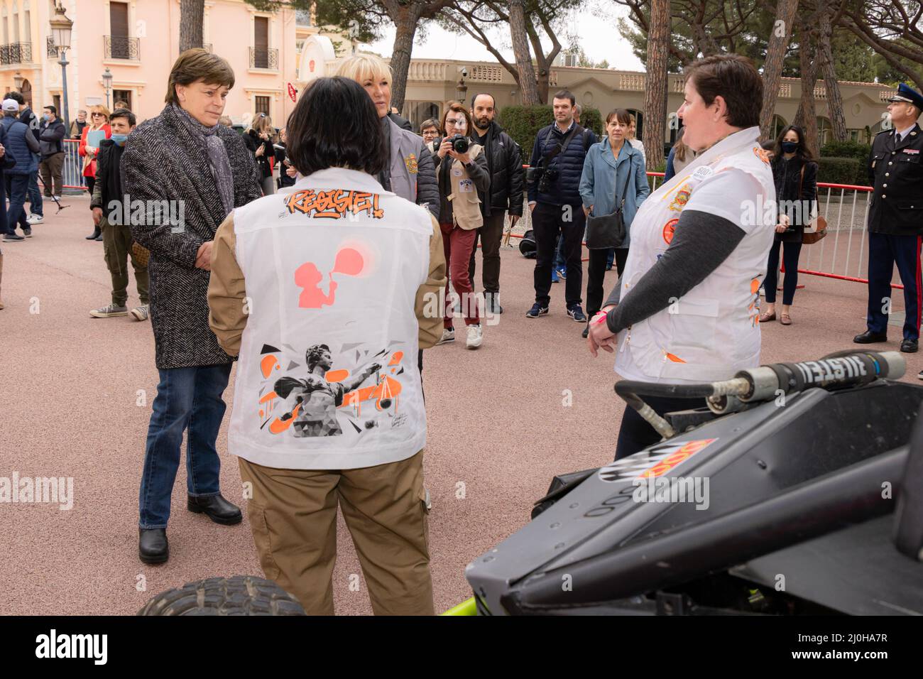 Monaco. 19. März 2022. Die HSH Prinzessin Stephanie von Monaco und Frau Dominique Serra, Vorsitzende der „Aichas des Gazelle du Maroc“, geben ‘ März den Ausstieg der Kategorie 100 % Elektroautos vom Schlossplatz in Monaco Ville aus. 19., 2022. Foto von Marco Piovanotto/ABACAPRESS.COM Quelle: Abaca Press/Alamy Live News Stockfoto