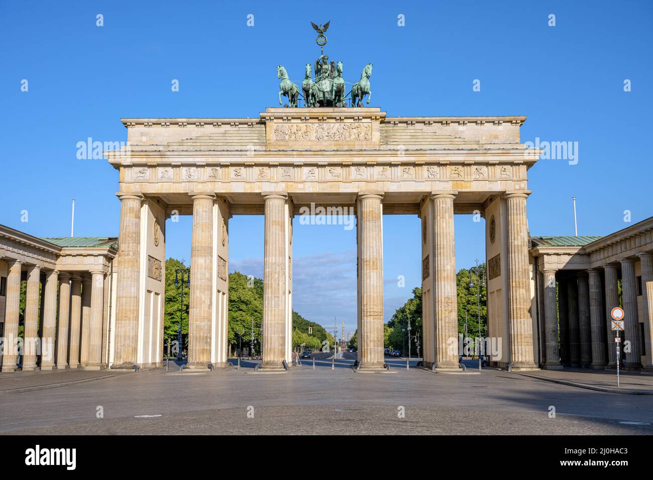 Das Brandenburger Tor in Berlin früh am Morgen ohne Menschen Stockfoto
