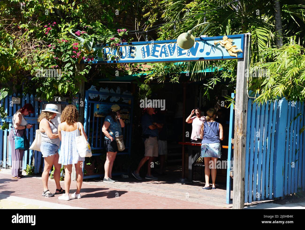 Key West, Florida, USA - 22. Februar 2022 - Besucher warten in der Schlange, um ins Blue Heaven Restaurant zu kommen Stockfoto