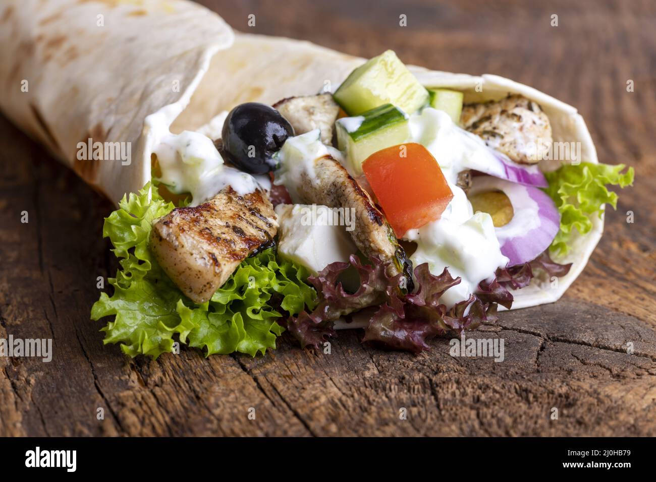 DÃ¼rÃ¼m Sandwich auf Holz Stockfoto