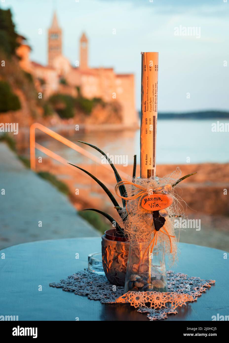 Stadtstrand mit Tisch der Strandbar auf der Insel Rab Stockfoto
