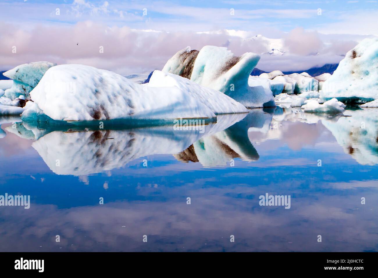 Die Eisschollen spiegeln sich im Wasser Stockfoto