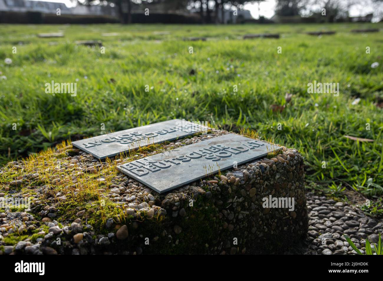 Pornichet, Frankreich - 2. März 2022: Deutscher Militärfriedhof in Pornichet. Insgesamt ruhen hier 4836 deutsche Kriegsopfer. Wolkiger Wintertag. Selektiv Stockfoto