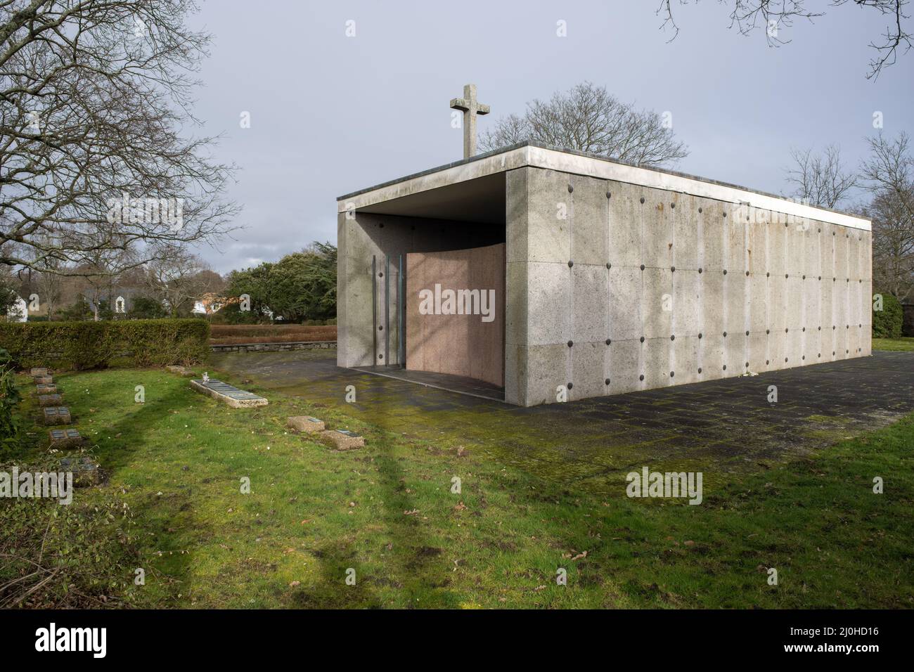 Pornichet, Frankreich - 2. März 2022: Deutscher Militärfriedhof in Pornichet. Insgesamt ruhen hier 4836 deutsche Kriegsopfer. Wolkiger Wintertag. Selektiv Stockfoto