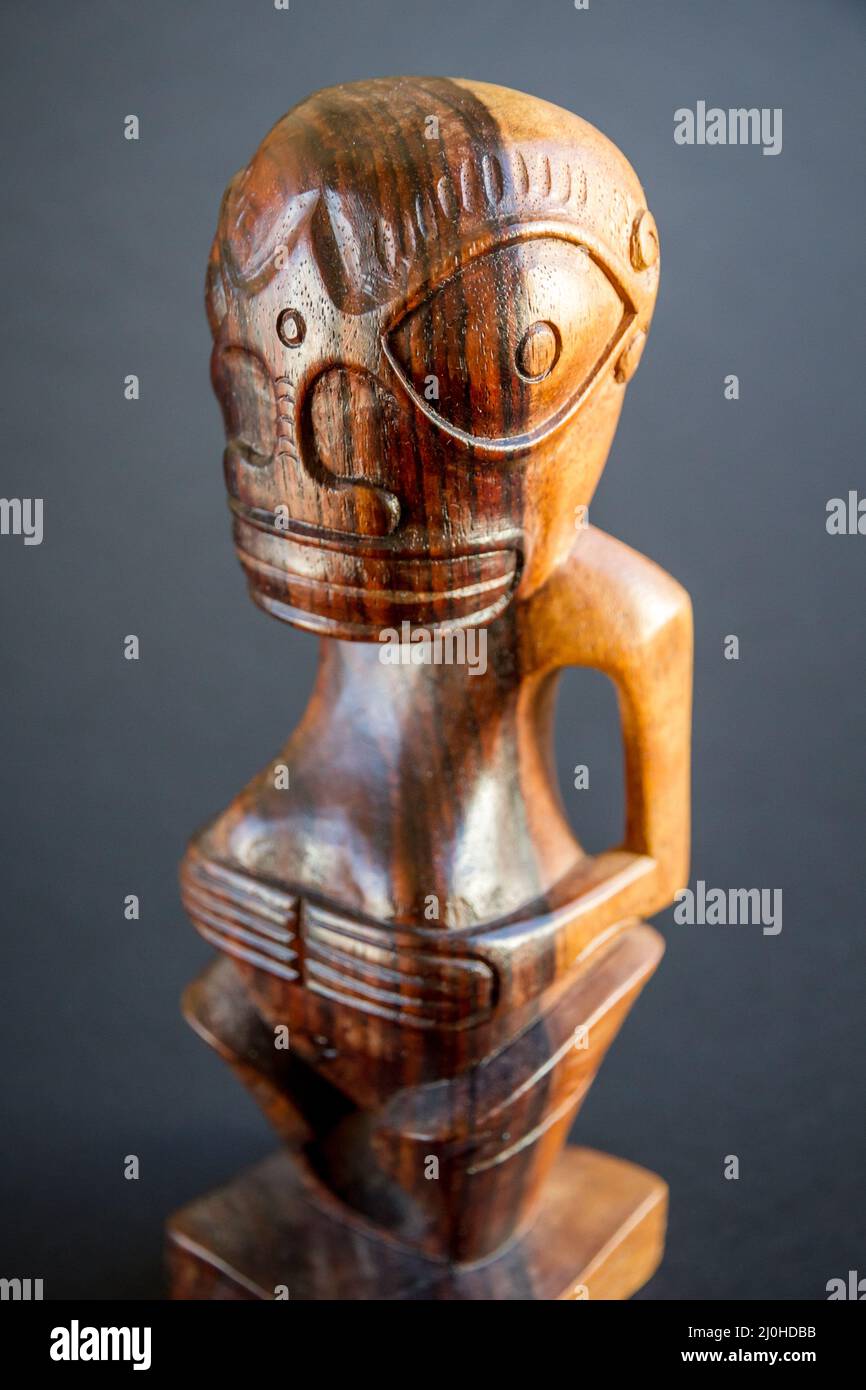 Traditioneller polynesischer Tiki aus Holz von den Marquesas-Inseln Stockfoto
