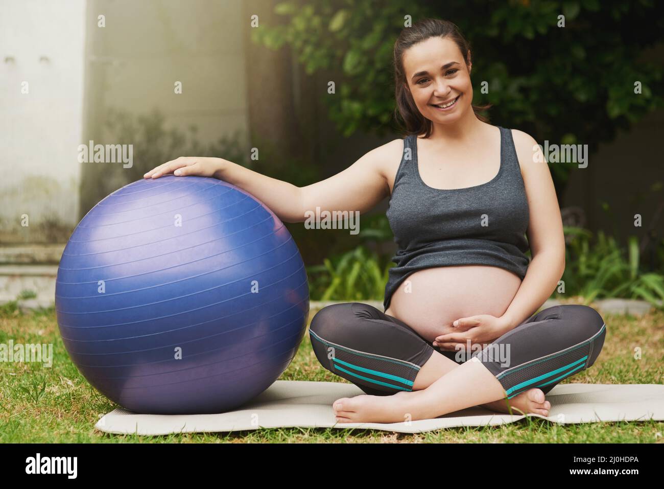 Fitness ist ein bester Freund der Mutter. In voller Länge Porträt einer attraktiven jungen Schwangeren, die draußen trainieren. Stockfoto