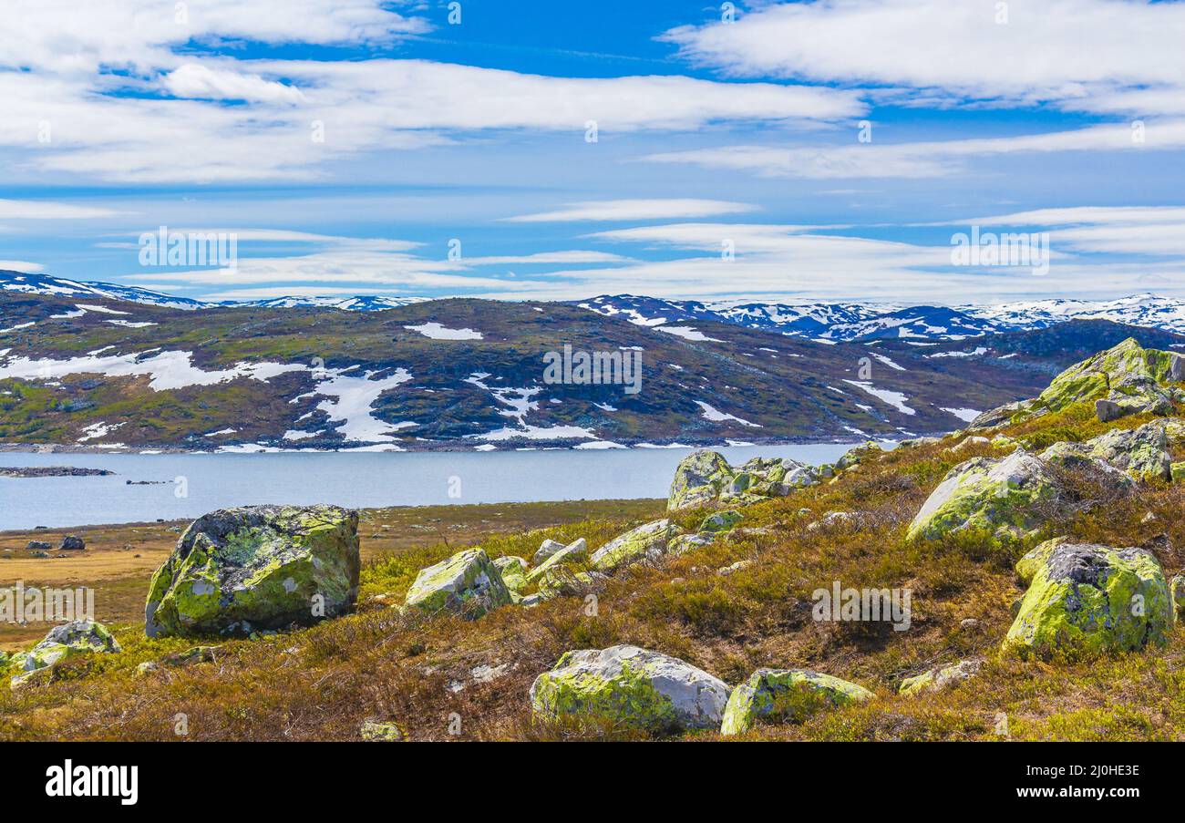 Erstaunliches Vavatn Seenpanorama raue Landschaft Felsbrocken Berge Hemsedal Norwegen. Stockfoto