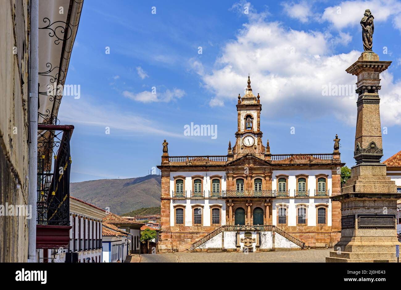 Der Hauptplatz von Ouro Preto mit seinen historischen Gebäuden und Denkmälern Stockfoto