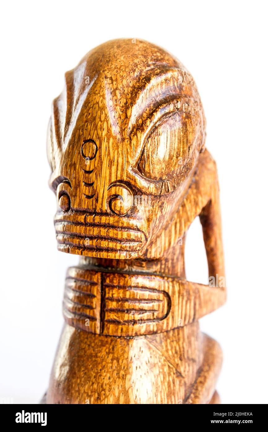 Traditioneller polynesischer Tiki aus Holz von den Marquesas-Inseln. Weißer Hintergrund Stockfoto