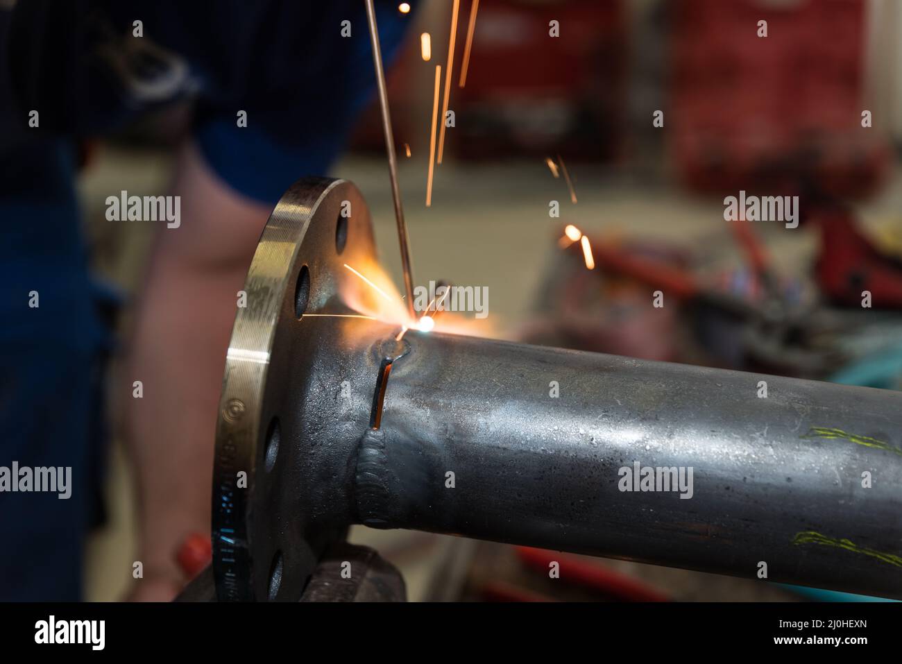 Metallarbeiter im Schweißen - Schweißtechnik für die Metallbearbeitung Stockfoto