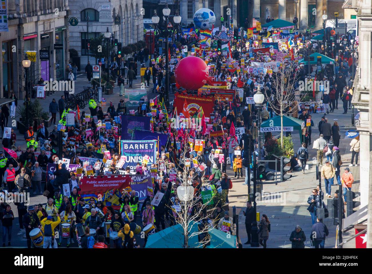 London, Großbritannien. 19. März 2022. Hunderte von Menschen marschieren vom Portland Place zum Trafalgar Square. Sie stehen für Gleichheit und sind gegen Hass und Rassismus. Kredit: Mark Thomas/Alamy Live Nachrichten Stockfoto