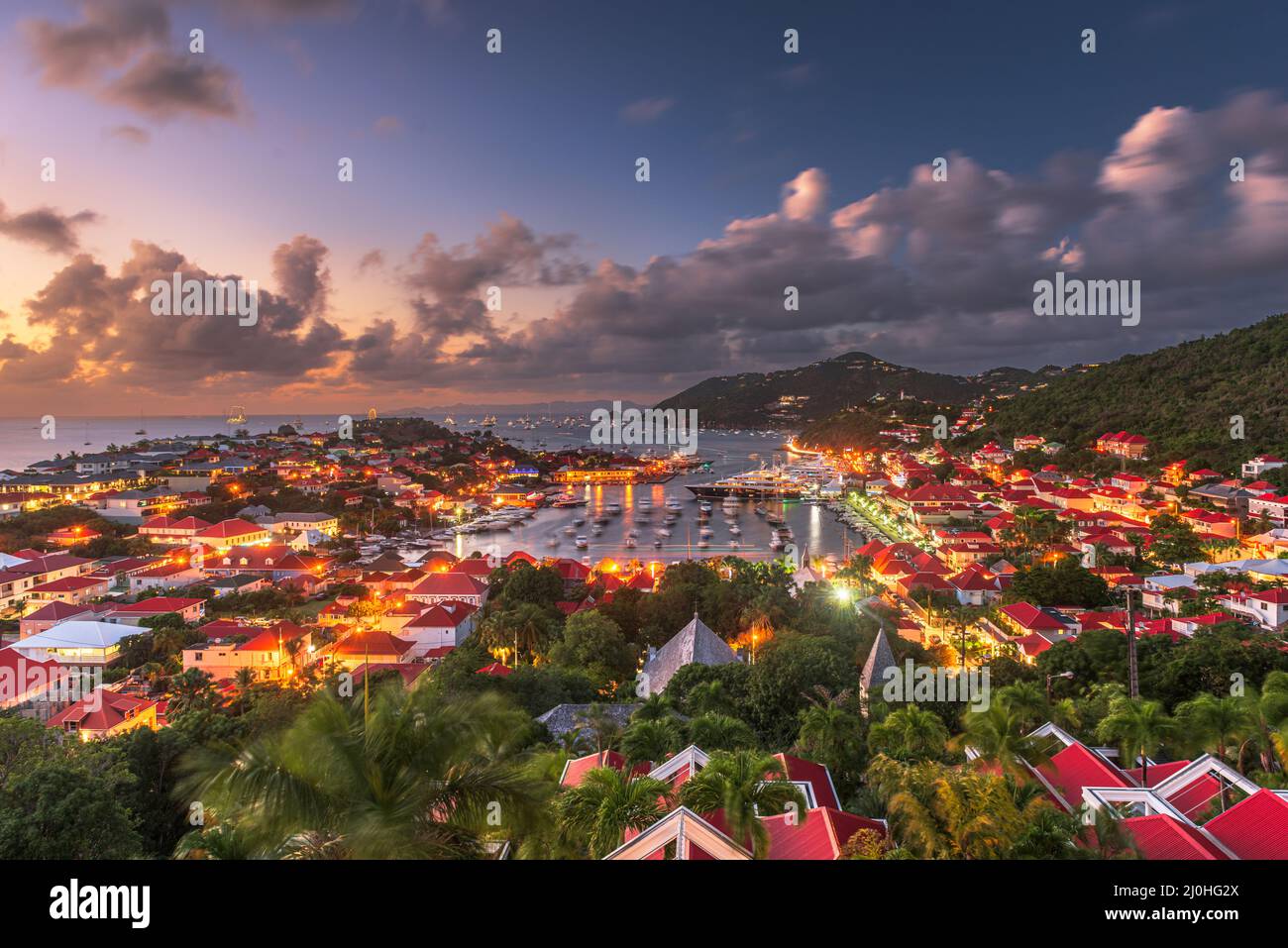 Gustavia, die Skyline von Saint Barthelemy und der Hafen in den Westindischen Inseln der Karibik in der Abenddämmerung. Stockfoto