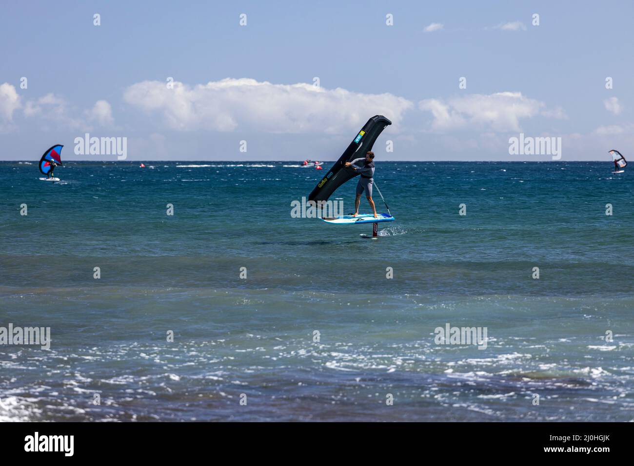 Windsurfer Windsurfen auf blauem Meer auf El Medano, Teneriffa, Kanarische Inseln, Spanien Stockfoto