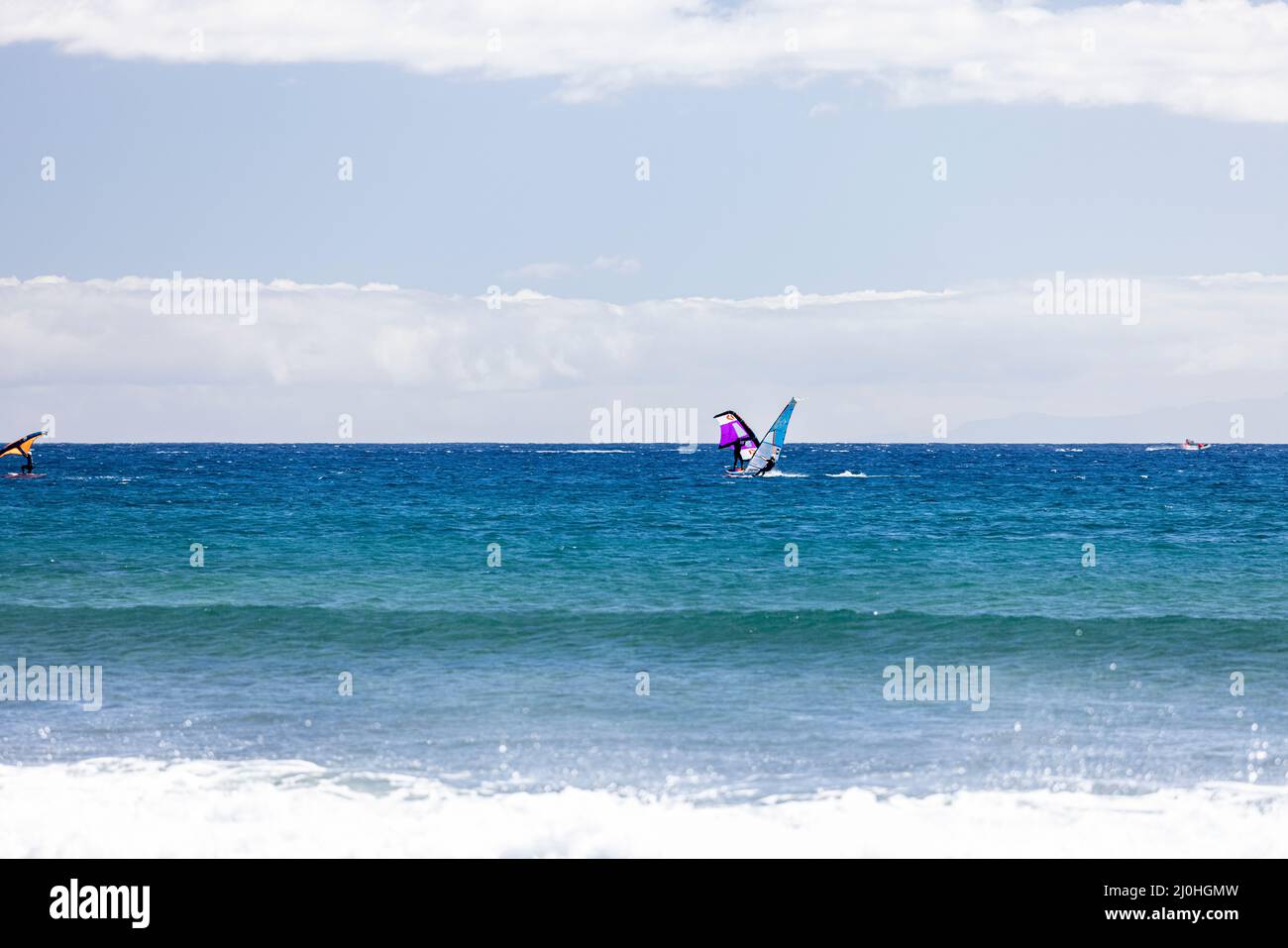 Windsurfer Windsurfen auf blauem Meer auf El Medano, Teneriffa, Kanarische Inseln, Spanien Stockfoto