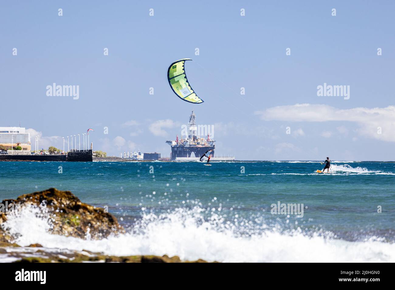 Kitesurfer auf blauem Meer auf El Medano, Teneriffa, Kanarische Inseln, Spanien Stockfoto