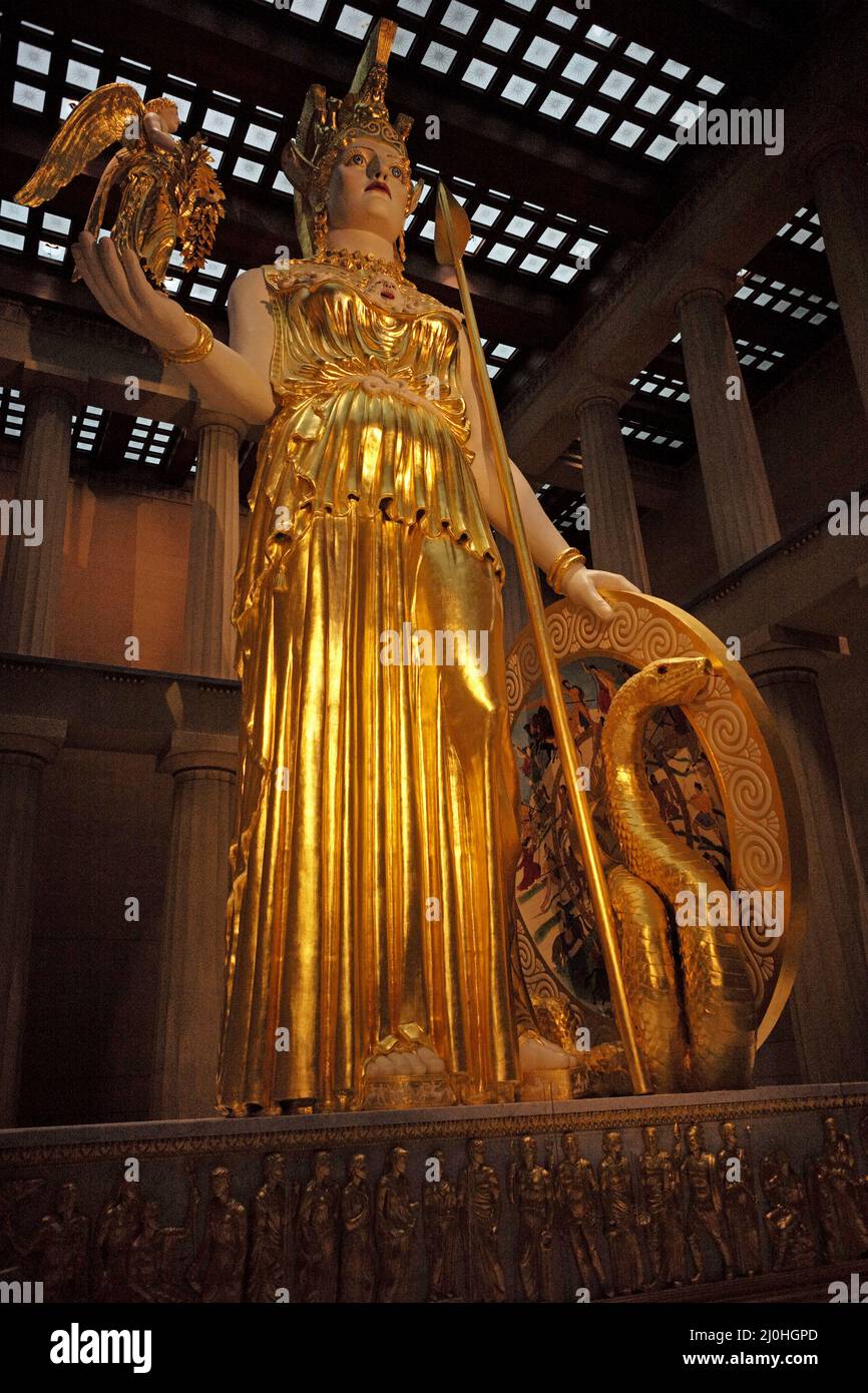 42 m hohe Statue der Athene Parthenos im Parthenon im Centennial Park, Nashville, TN. Stockfoto