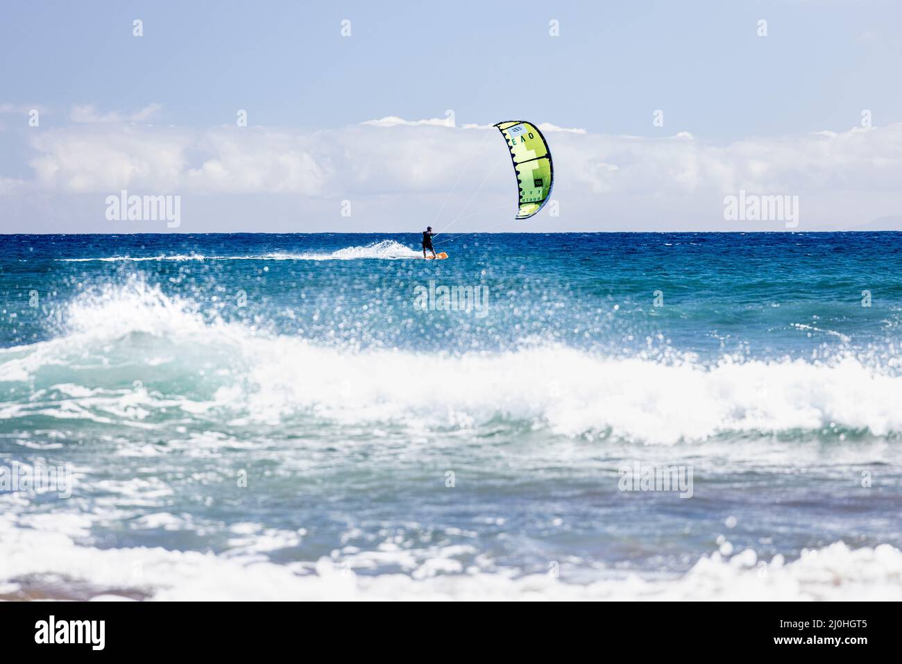 Kitesurfer auf blauem Meer auf El Medano, Teneriffa, Kanarische Inseln, Spanien Stockfoto