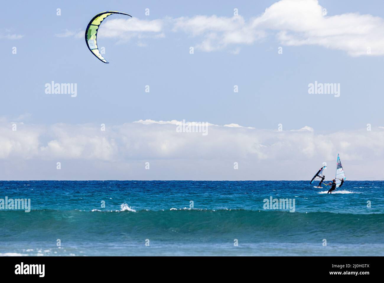 Kitesurfer auf blauem Meer auf El Medano, Teneriffa, Kanarische Inseln, Spanien Stockfoto