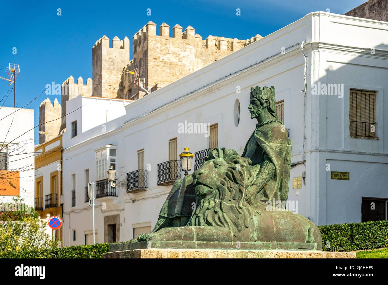 Das Denkmal für König Sancho IV El Bravo vor der Burg Guzman in Tarifa, Andalusien, Spanien | König Sancho IV El Bravo mit Löwendenkmal und dem c Stockfoto