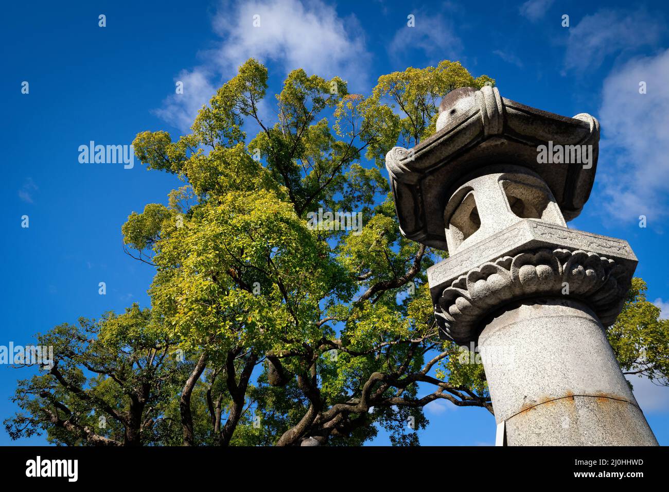 Eine Lampe steht an einem sonnigen Frühlingstag in Kyoto, Japan. Stockfoto