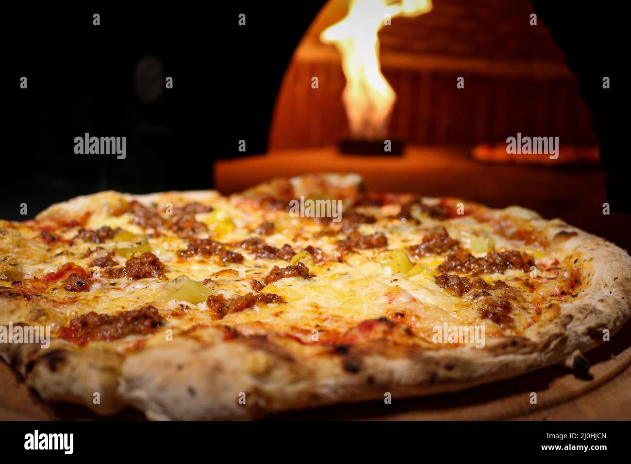 Nahaufnahme einer heißen, kitschigen Pizza aus dem Ofen Stockfoto