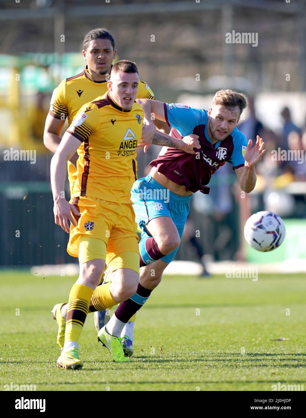 Ben Goodliffe von Sutton United (links) und Elliott Nevitt von Tranmere Rovers kämpfen während des zweiten Spiels der Sky Bet League auf dem Borough Sports Ground, Sutton, um den Ball. Bilddatum: Samstag, 19. März 2022. Stockfoto