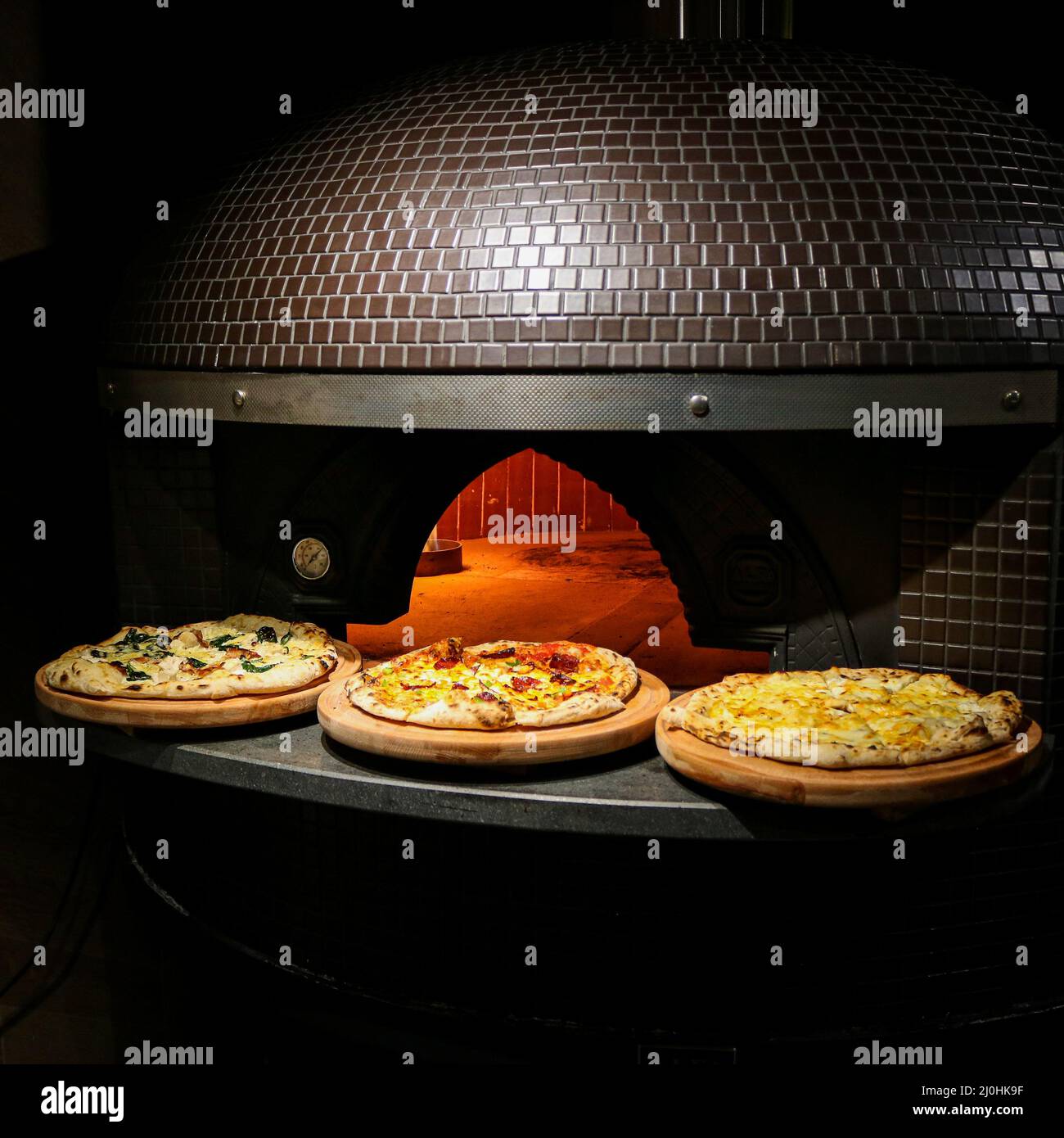 Ein wunderschöner Schuss leckerer knuspriger, heißer Pizzas, die gerade aus dem Ofen genommen wurden Stockfoto