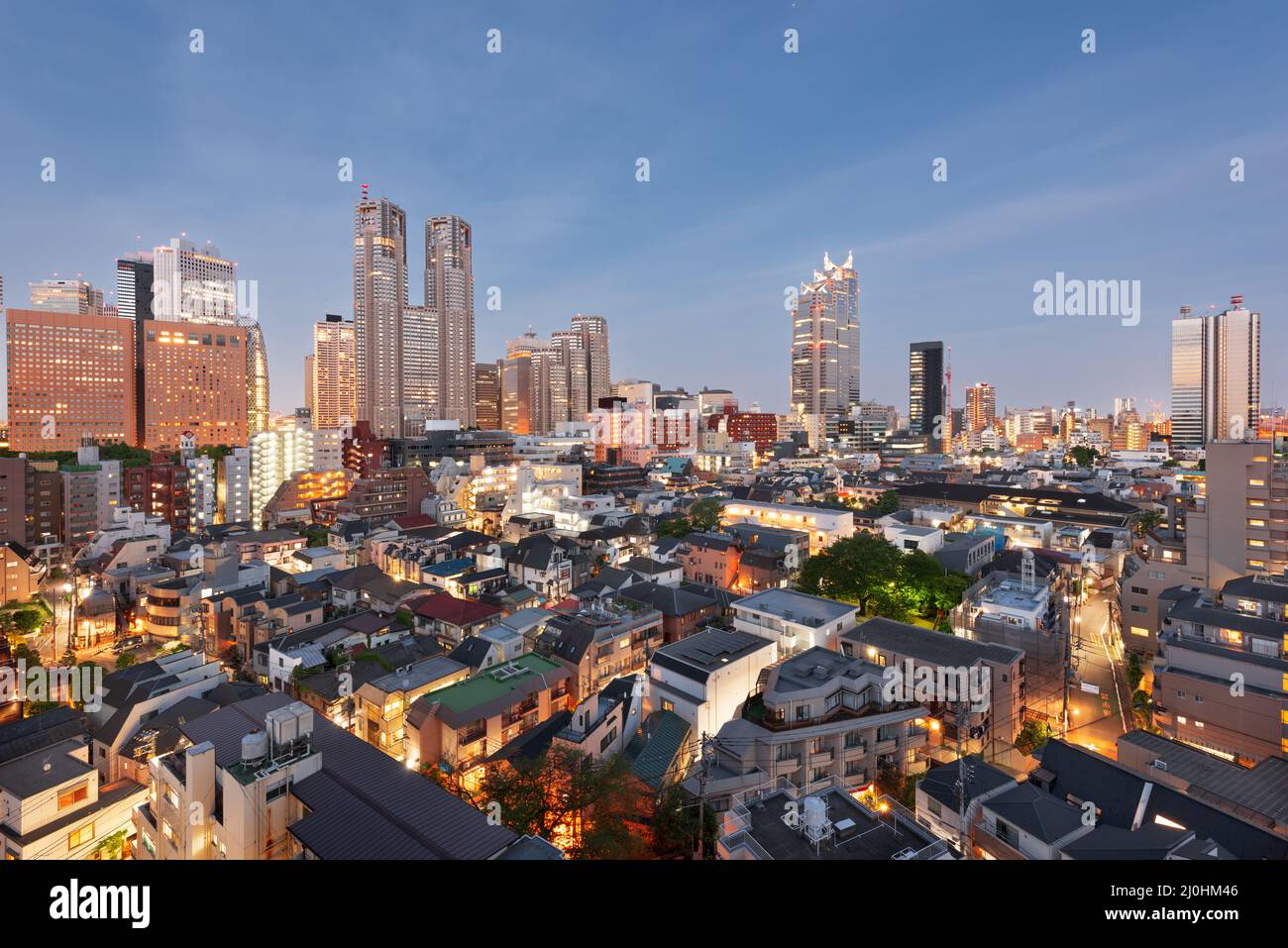 Tokyo, Japan West Shinjuku Finanzviertel und Skyline der Nachbarschaft in der Abenddämmerung. Stockfoto