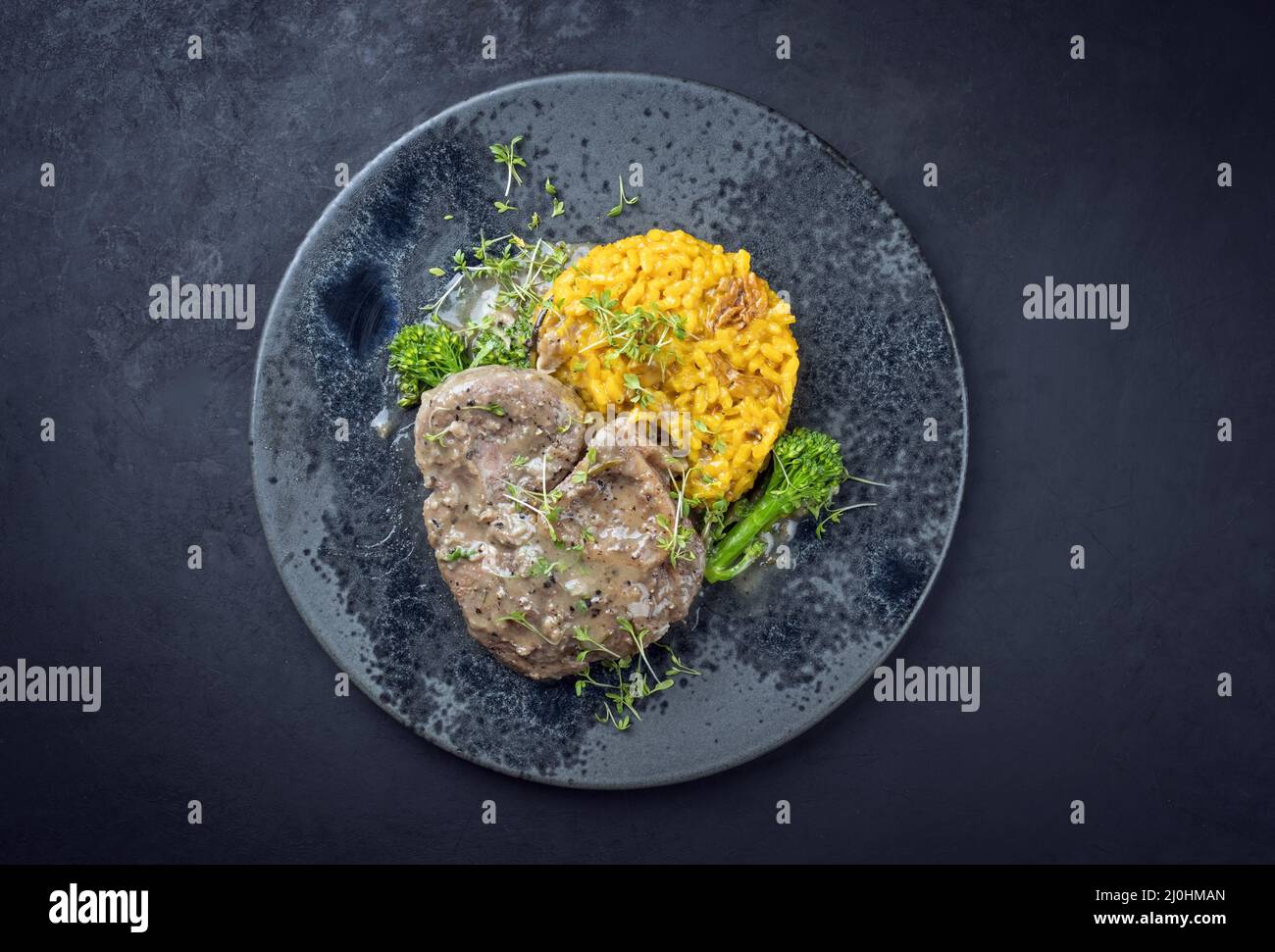 Traditionell geschmorter italienischer Ossobuco alla Milanese im ...