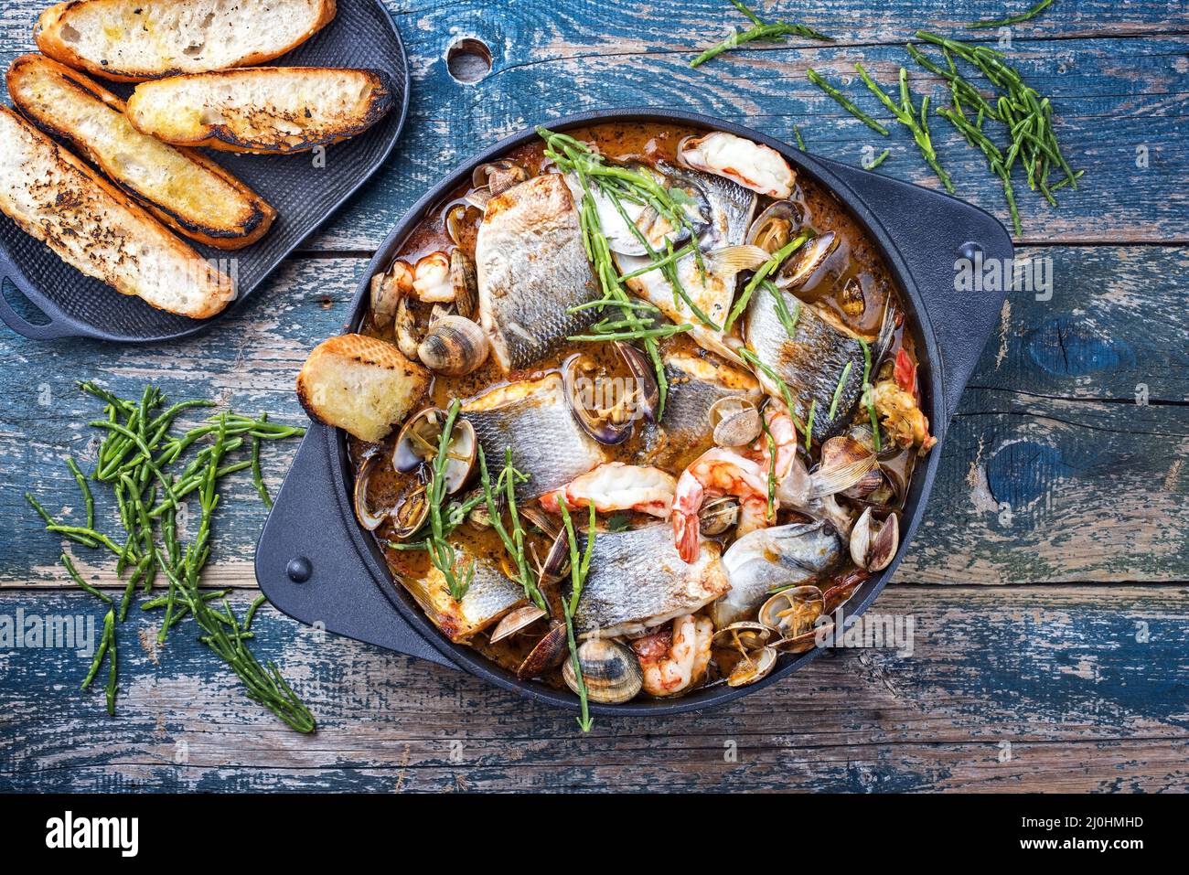 Moderne traditionelle spanische Meeresfrüchte zarzuela de Pescado mit Fisch Stockfoto