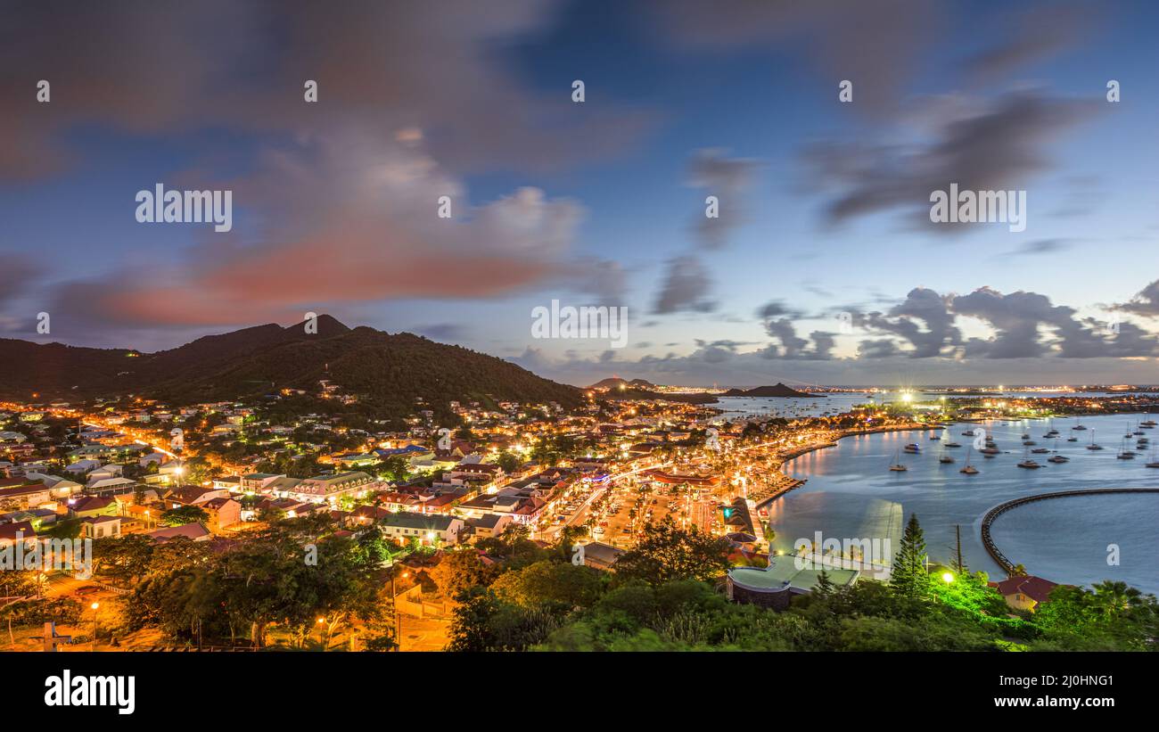 Marigot, Skyline der Stadt St. Martin in der Karibik in der Dämmerung. Stockfoto