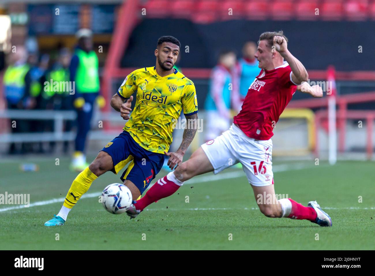 Darnell Furlong von West Bromwich Albion (links) und Cameron Pring von