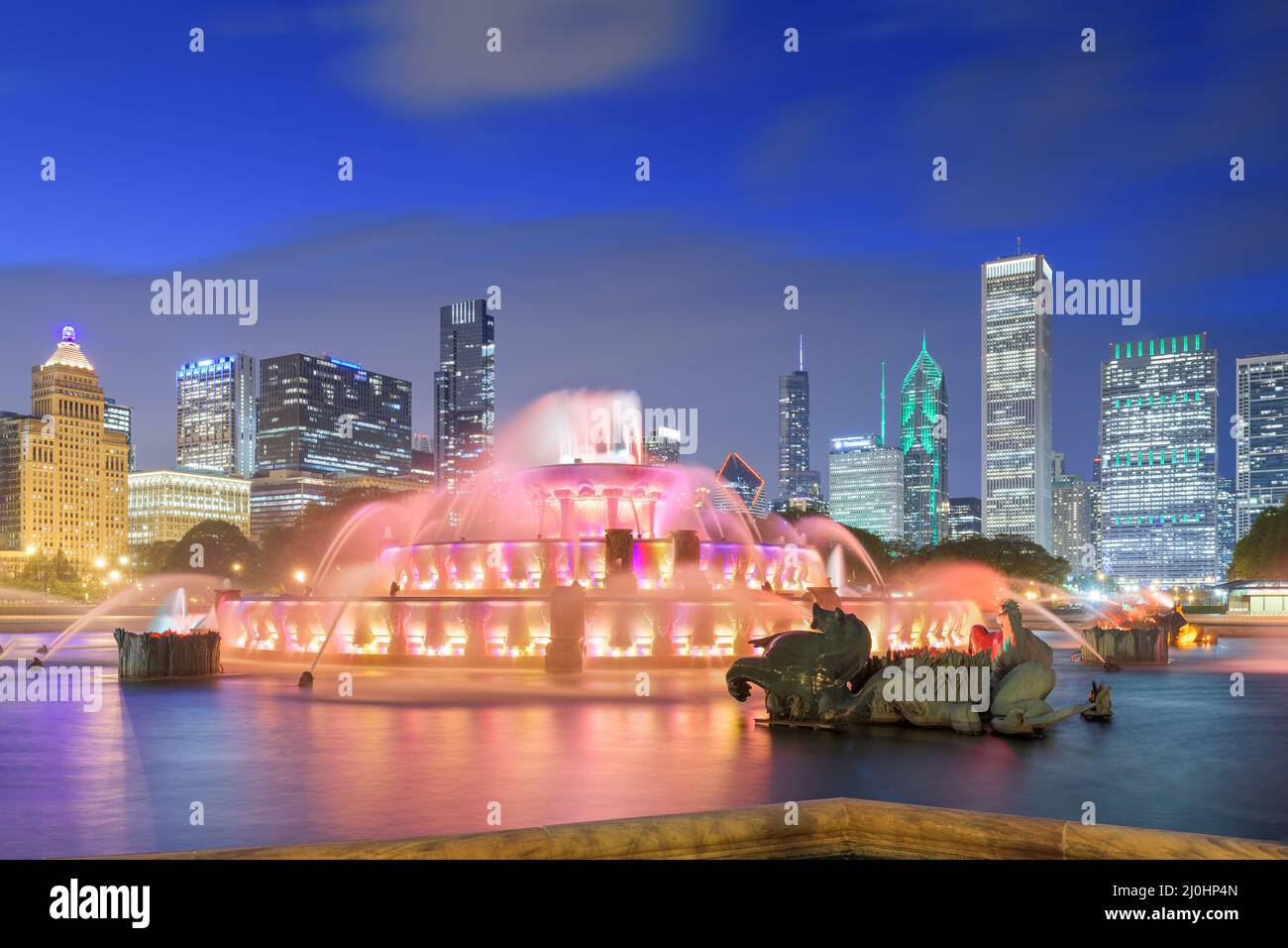 Skyline von Chicago, Illinois, USA und Springbrunnen in der Abenddämmerung. Stockfoto