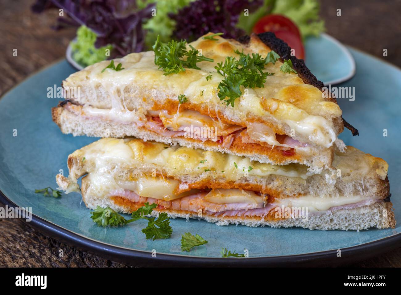 Französischer Croque monsieur auf blauem Teller Stockfoto